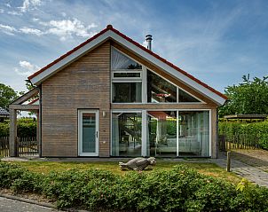 Ferienhaus Zonnedorp 8, De Zeehond in Renesse, Zeeland mit moderner Architektur und groen Fenstern.