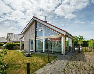 Seitenansicht des Ferienhauses Zonnedorp 8, De Zeehond in Renesse, Zeeland mit einem gepflegten Garten.