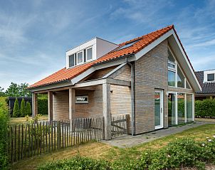 Stilvolle Holzfassade des Ferienhauses Zonnedorp 8, De Zeehond in Renesse, Zeeland.