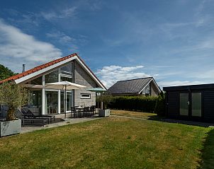 Terrasse des Ferienhauses Zonnedorp 8, De Zeehond in Renesse, Zeeland mit bequemen Liegesthlen.