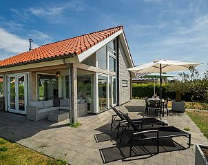 Terrasse des Ferienhauses Zonnedorp 8, De Zeehond in Renesse, Zeeland mit luxurisem Sitzplatz.