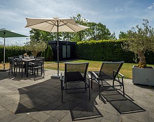 Esstisch auf der Terrasse des Ferienhauses Zonnedorp 8, De Zeehond in Renesse, Zeeland.