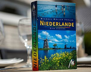 Reisefhrer auf dem Tisch von Holiday home Zonnedorp 8, De Zeehond in Renesse, Zeeland.