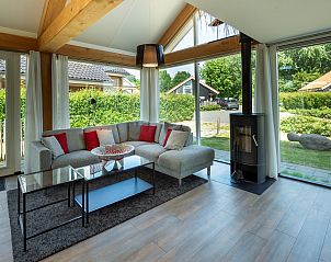 Gemtliche Sitzecke im Ferienhaus Zonnedorp 8, De Zeehond in Renesse, Zeeland mit Blick auf den Garten.