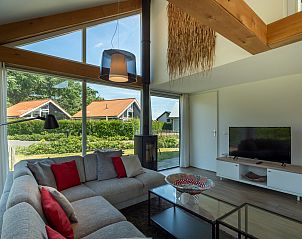 Modernes Wohnzimmer mit Kamin im Ferienhaus Zonnedorp 8, De Zeehond in Renesse, Zeeland.