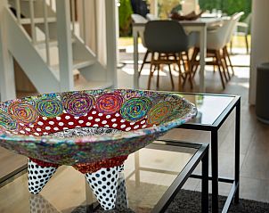 Bunte Dekoration im Wohnzimmer des Ferienhauses Zonnedorp 8, De Zeehond in Renesse, Zeeland.