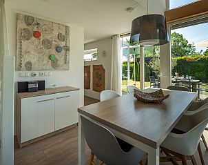 Esstisch in der hellen Kche des Ferienhauses Zonnedorp 8, De Zeehond in Renesse, Zeeland.