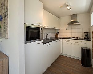 Kche und Essbereich im Ferienhaus Zonnedorp 8, De Zeehond in Renesse, Zeeland mit viel Licht.