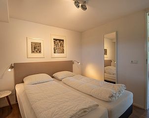 Eigenes Badezimmer im Schlafzimmer des Ferienhauses Zonnedorp 8, De Zeehond in Renesse, Zeeland.