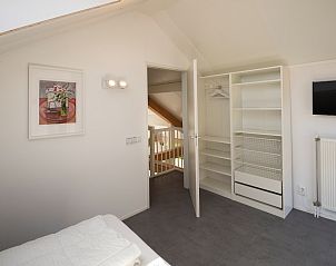Zweites Schlafzimmer mit Dachfenster im Ferienhaus Zonnedorp 8, De Zeehond in Renesse, Zeeland.
