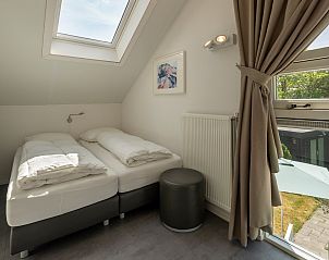 Helles Kinderzimmer mit Schreibtisch im Ferienhaus Zonnedorp 8, De Zeehond in Renesse, Zeeland.