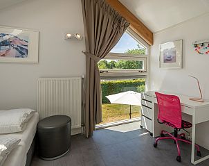 Gemtliches Kinderzimmer mit Blick auf den Garten im Ferienhaus Zonnedorp 8, De Zeehond in Renesse, Zeeland.