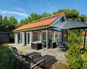 Zijaanzicht van Vakantiehuis Zonnedorp 1, Solskin in Renesse met moderne architectuur en ruime tuin.