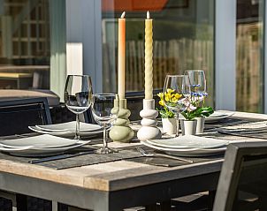 Stijlvolle gedekte eettafel op het terras van Vakantiehuis Zonnedorp 1, Solskin in Renesse, Zeeland.