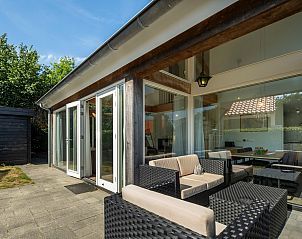 Gezellig zitgedeelte op het terras van Vakantiehuis Zonnedorp 1, Solskin in Renesse, ideaal voor ontspanning.