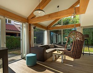 Gezellige zithoek met veel natuurlijk licht in Vakantiehuis Zonnedorp 1, Solskin in Renesse.