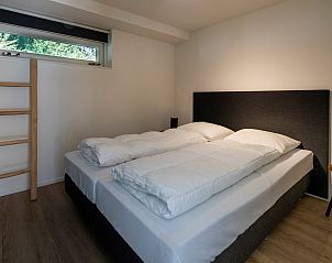 Comfortabele slaapkamer met tweepersoonsbed in Vakantiehuis Zonnedorp 1, Solskin in Renesse, Zeeland.