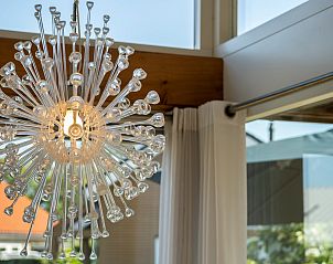 Unieke kroonluchter in de eetkamer van Vakantiehuis Zonnedorp 1, Solskin in Renesse, Zeeland.