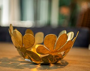 Decoratieve schaal op de eetkamertafel in Vakantiehuis Zonnedorp 1, Solskin in Renesse, Schouwen-Duiveland.