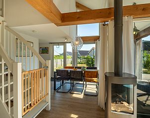 Trap naar bovenverdieping in Vakantiehuis Zonnedorp 1, Solskin in Renesse, met open woonkamer.