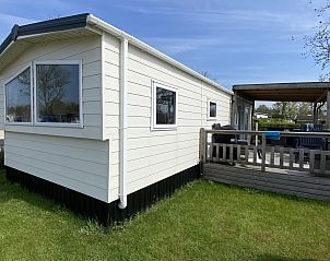 Side view of VZ1012 Holiday Chalet in Renesse, an inviting vacation home in Schouwen-Duiveland, Zeeland.