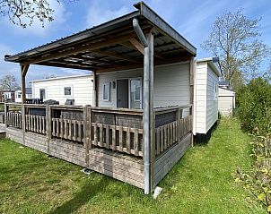 VZ1012 Holiday chalet in Renesse with covered terrace, perfect for outdoor living in Schouwen-Duiveland, Zeeland.