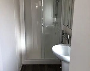 Stylish bathroom in VZ1012 Holiday chalet in Renesse, for comfort in Schouwen-Duiveland, Zeeland.