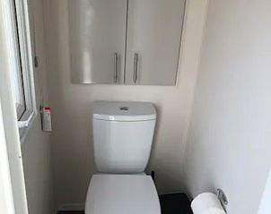 Neatly furnished toilet in VZ1012 Holiday chalet in Renesse, Schouwen-Duiveland, Zeeland.