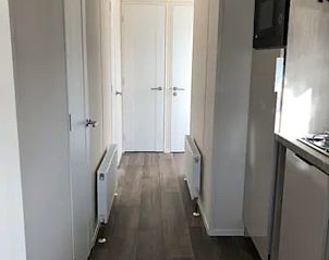 Corridor with access to rooms in VZ1012 Holiday chalet in Renesse, Schouwen-Duiveland, Zeeland.