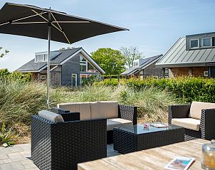 Genieen Sie den sonnigen Auenbereich des Ferienhauses Zonnedorp 15, Stuurboord in Renesse, Zeeland. Entspannen Sie sich auf der Terrasse inmitten der Natur.
