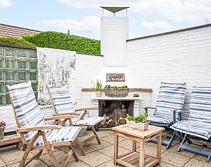 Sonnige Terrasse mit Liegesthlen und Kamin im Ferienhaus Horizon by the Sea, Renesse, ideal zum Entspannen.