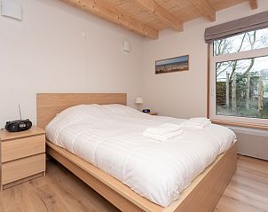 Schlafzimmer mit bequemem Doppelbett im Ferienhaus Horizon by the Sea, Renesse, Zeeland.