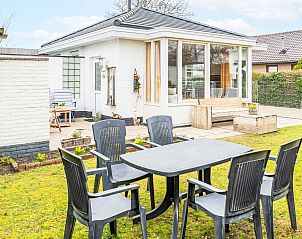 Auenbereich des Ferienhauses Horizon by the Sea, Renesse, mit groem Garten und Gartenmbeln.