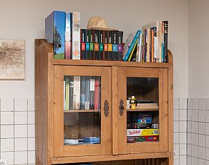 Bcherregal mit Spielen und Bchern im Ferienhaus Horizon by the Sea, Renesse, zur Unterhaltung.
