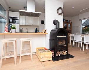 Offene Kche und Essbereich mit Holzofen im Ferienhaus Horizon by the Sea, Renesse.