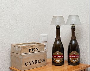 Dekorative Details im Ferienhaus Horizon by the Sea, Renesse, schaffen ein stimmungsvolles Ambiente.