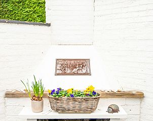 Auenkamin mit Blumendekoration im Ferienhaus Horizon by the Sea, Renesse, fr stimmungsvolle Abende.