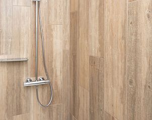 Die moderne Dusche im Badezimmer des Ferienhauses Horizon by the Sea, Renesse, bietet Komfort und Stil.