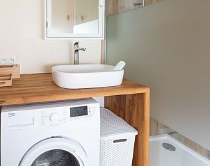 Badezimmer mit Waschmaschine und Dusche im Ferienhaus Horizon by the Sea, Renesse, Zeeland.