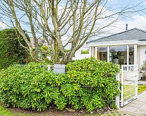 Grner Garten und Eingangstor im Ferienhaus Horizon by the Sea, Renesse, umgeben von Natur.