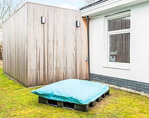 Der Garten mit Holzschuppen im Ferienhaus Horizon by the Sea, Renesse, bietet zustzlichen Platz.