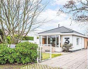 Front des Ferienhauses Horizon by the Sea, Renesse, mit moderner Architektur und grner Umgebung.