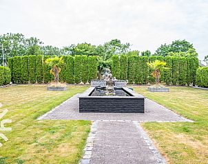 Prachtige tuin bij vakantiehuis ZE637 in Renesse, Schouwen-Duiveland, omgeven door groen.