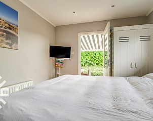 Slaapkamer in vakantiehuis ZE637 in Renesse, Schouwen-Duiveland, met knus bed en decoraties.