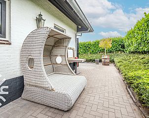 Toegangspoort tot vakantiehuis ZE637 in Renesse, Schouwen-Duiveland, omgeven door groen.