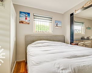 Stijlvolle badkamer in vakantiehuis ZE637 in Renesse, Schouwen-Duiveland, met moderne douche.