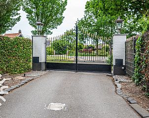 Bloemrijke tuin bij vakantiehuis ZE637 in Renesse, Schouwen-Duiveland, met decoratieve bogen.