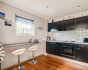 Volledig uitgeruste keuken in vakantiehuis ZE637 in Renesse, Schouwen-Duiveland, met moderne inrichting.