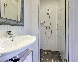 Badkamer in vakantiehuis ZE637 in Renesse, Schouwen-Duiveland, met praktische voorzieningen.