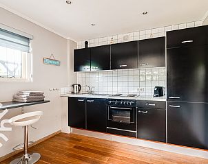 Slaapkamer met uitzicht op terras in vakantiehuis ZE637 in Renesse, Schouwen-Duiveland.